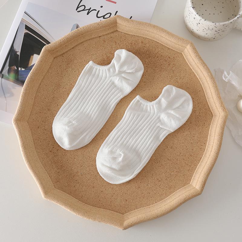 Șosete scurte de vară pentru femei, antiderapante, subțiri, invizibile, cu dungi verticale, în alb.