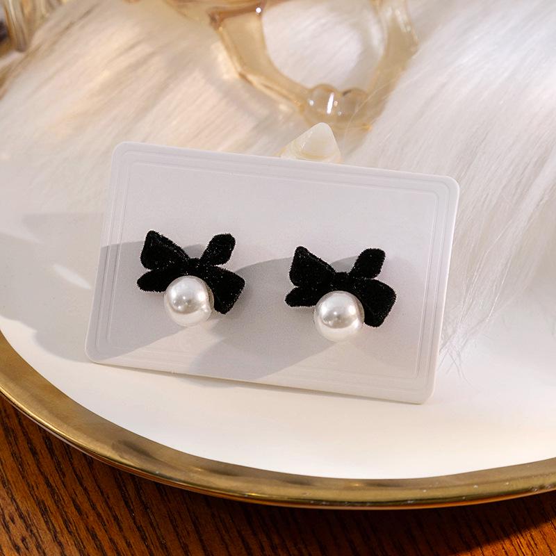 

Серьги-бантики и жемчуг цвета бургунди в стиле ретро - Осенне-зимний нишевый дизайн премиум-класса чёрный