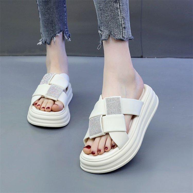 Wear one-word slippers outside, the new muffin thick-soled soft-soled skirt in the summer of 2025, and wear thin beach cool slippers.
