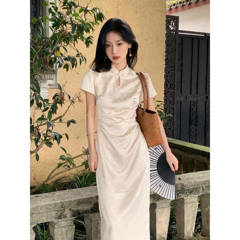 

Лето 2025 Новое поступление Одежда для женщин больших размеров Дамы больших размеров Стройнящий эффект Новый китайский стиль Улучшенный ципао Воротник-стойка Жаккардовое платье Beige Cheongsam Dress 2XL