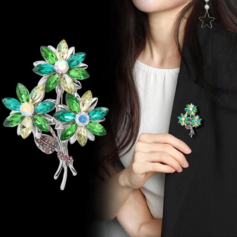 Mode Minimalistisk Strass Kristall Blomma Brosch För Kvinnor Kläder Smycken Accessoarer