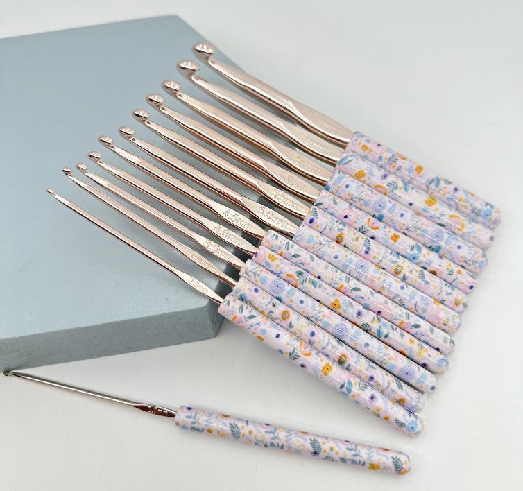 

Крючок 15 см длиной, пластиковая ручка с принтом, афганский крючок, набор для вязания крючком своими руками, шерсть для вязания крючком