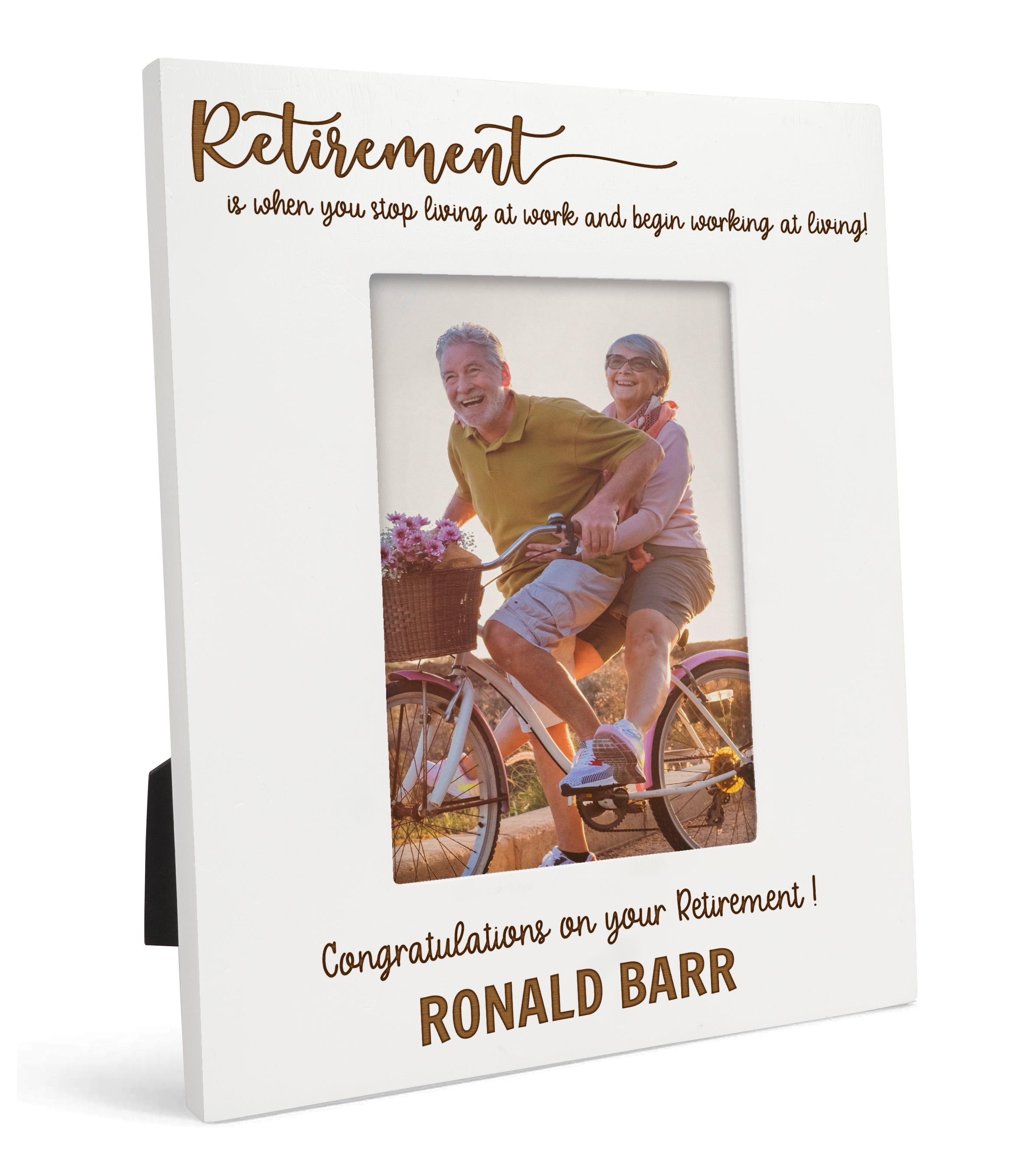 

Дорогий сувенір, ЗРОБЛЕНИЙ З ЛЮБОВ’Ю, персоналізована дерев’яна фоторамка з гравіюванням, настільна біла фоторамка (Вихід на пенсію) 4x6 Inches Vertical білий