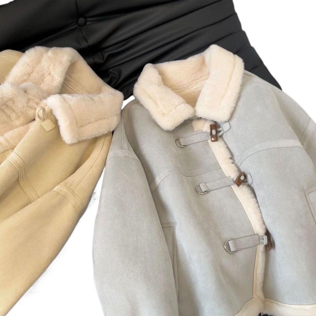 Damen Retro Samt Hirschleder Jacke mit Pelzfutter, Stehkragen und Hornknöpfen.