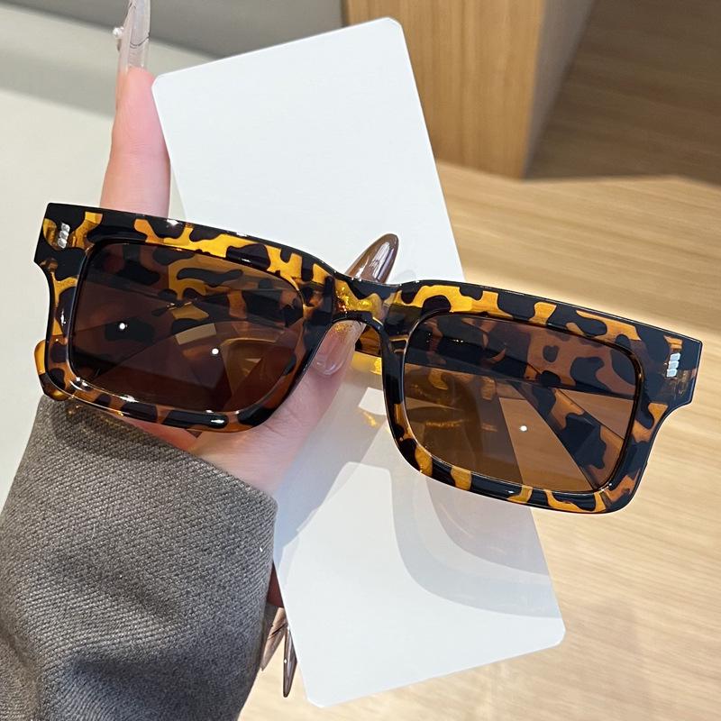2026 Nuevas Gafas de Sol de Moda Metálicas Cuadradas Pequeñas con Clavos de Arroz para Mujer