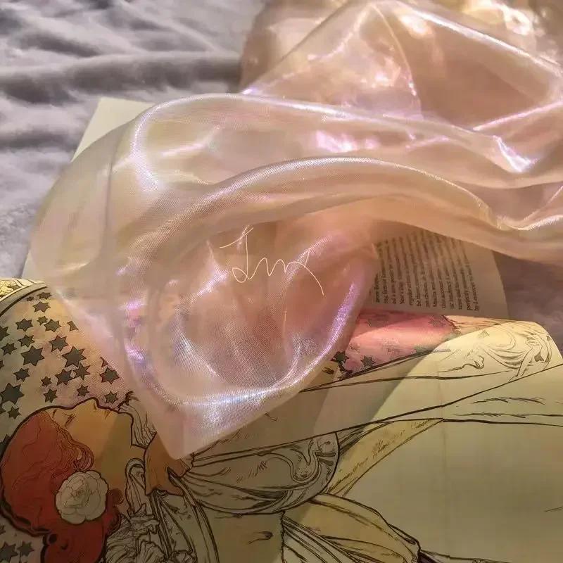 Buntes glitzerndes Netzgewebe Illusionäre Farbfotografie Hintergrund Transparentes Gaze-Kleid Performance-Kleidung Stoff