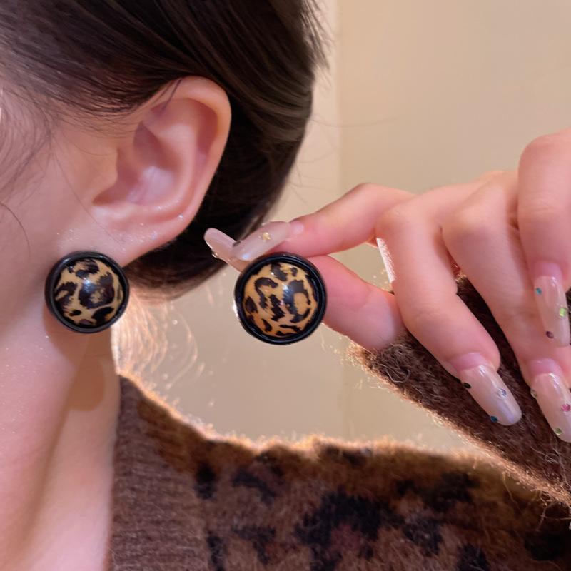 Hong Kong style retro leopard print earrings women's stud earrings temperament earrings