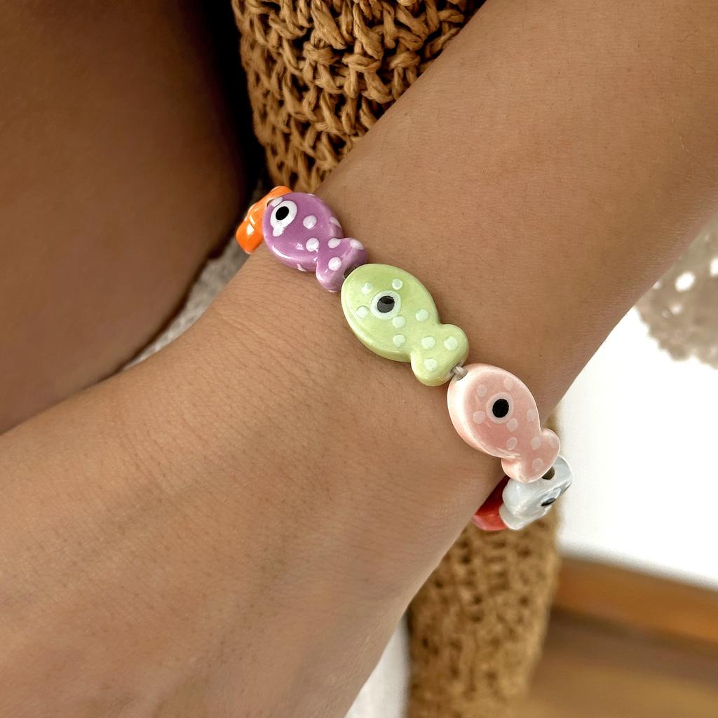 Handgefertigtes buntes Keramikfisch-Perlenarmband Böhmischer Cartoon-Paar-Armreif Strandparty-Charme Schmuck für Frauen