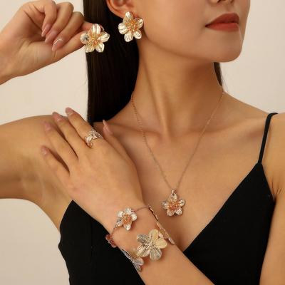 Grenzüberschreitendes Schmuckset: Texturiertes Blumendesign - Ohrringe, Halskette, Armband, Fußkettchen, Ring, Armreif