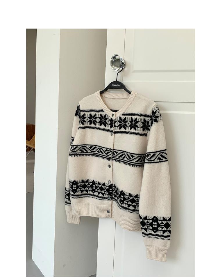 2026 Retro Snowflake Jacquard Loose-Fit Autumn Cardigan Sweater for Women