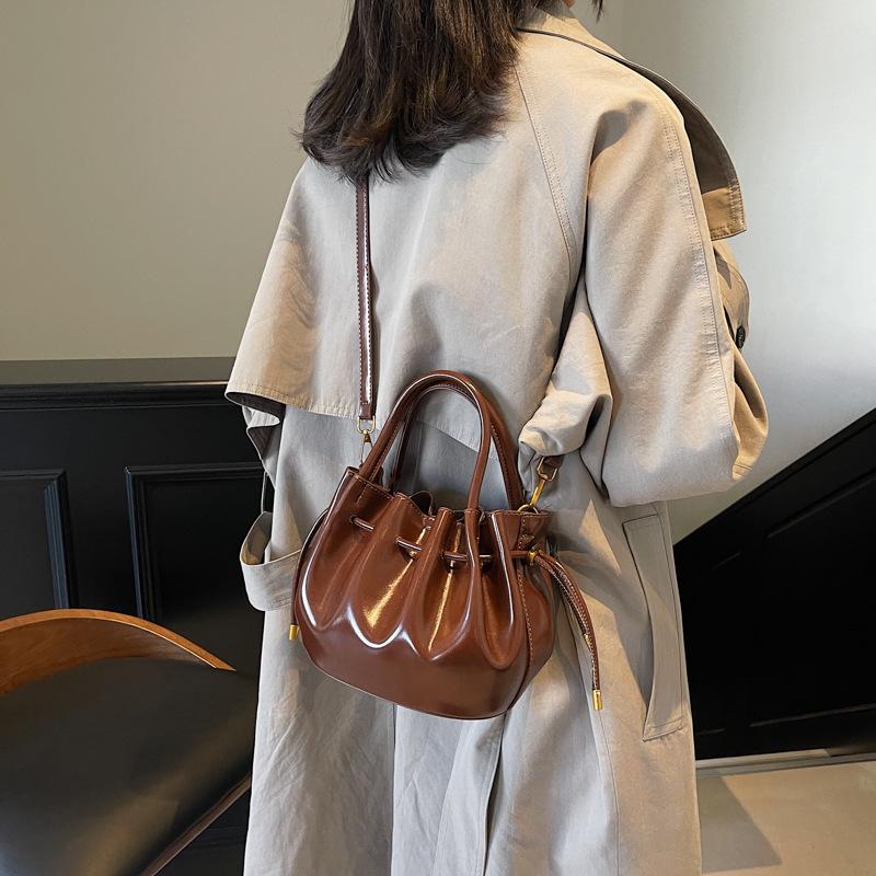 Retro Hand Carry Fashionable Pleated Bucket Bag Women'S High-End Sense Simple Shoulder Mother And Child Bag Versatile Women'S Bag