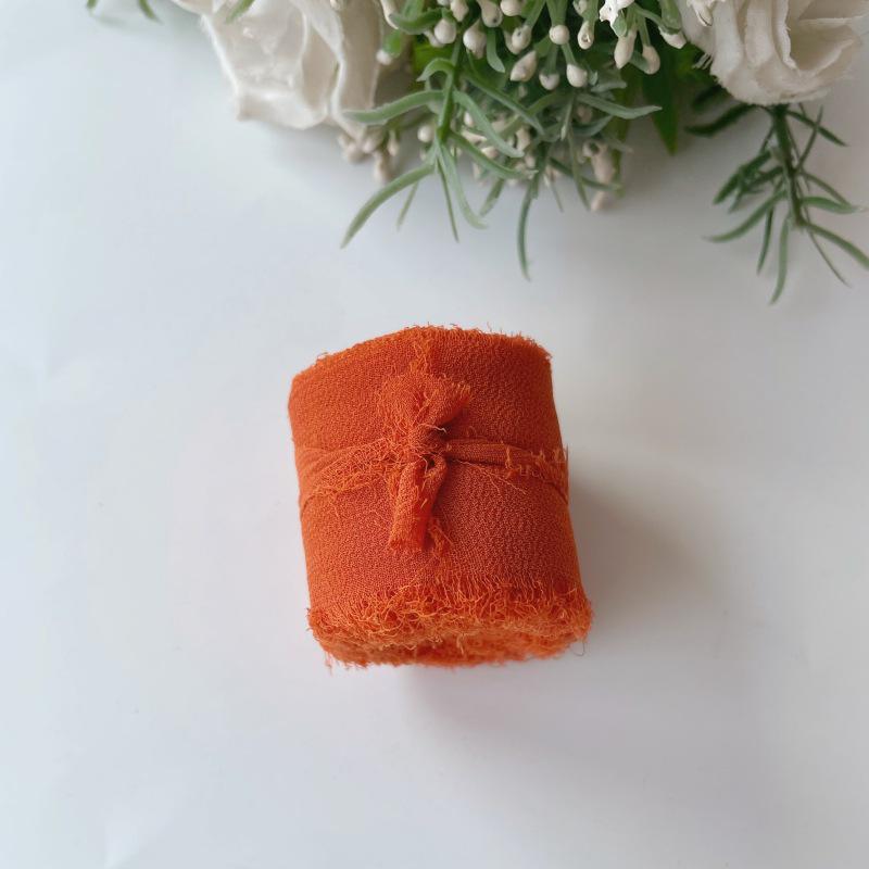 Handgerissenes Chiffonband: Dekorative Girlanden, Haarbänder mit Blumenbindungen und Kuchendekor.