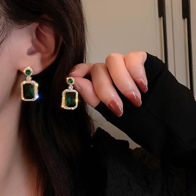 Vintage Women's Earrings Gorgeous Green Cubic Zirconia Stud Earrings for Women Noble Wedding Party Earring Nice Birthday Gift Lady Fashion Jewelry