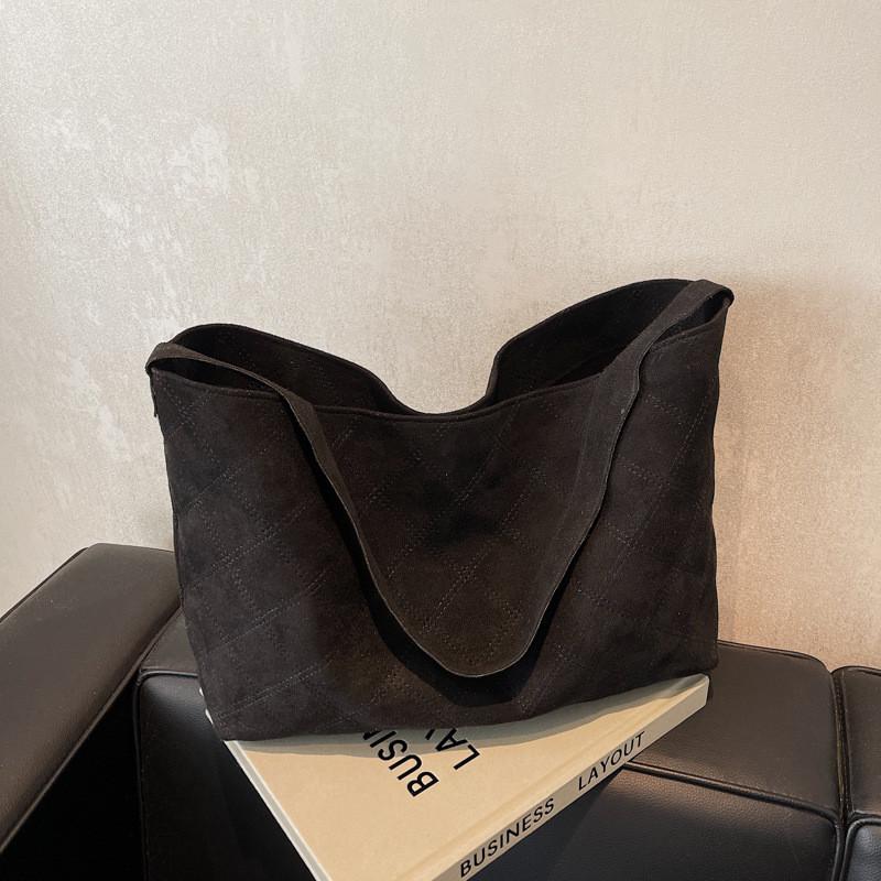 Versatile Stylish Tote Bag For Women Fashionable Design With Roomy Interior Ideal For Daily Outings