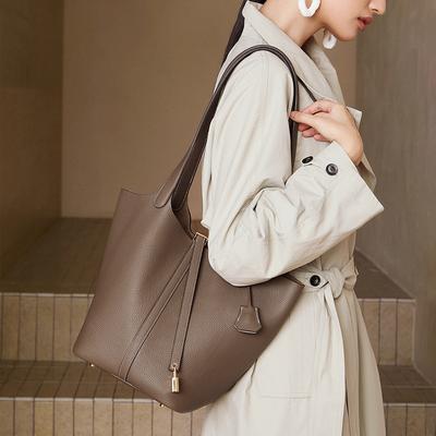 Un bolso de cubo de mano simple y de gran capacidad hecho de piel de vaca, un bolso elegante para mamá y un bolso de un solo hombro.
