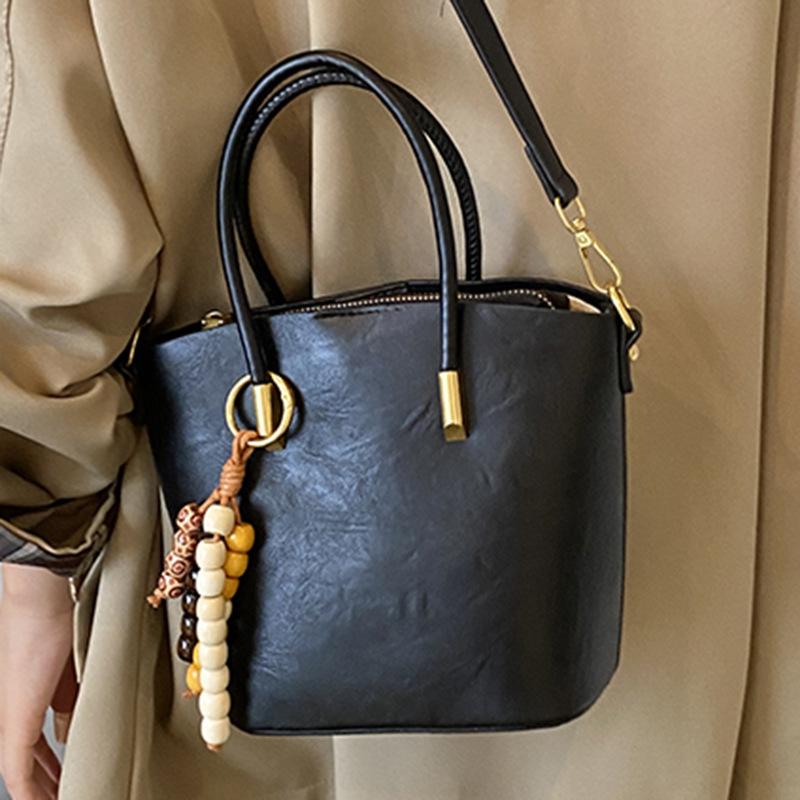 Korean Version of Niche Retro Women's Large-capacity 2025 New Autumn Shoulder Bag Simple and Casual, This Year's Popular Bucket Bag