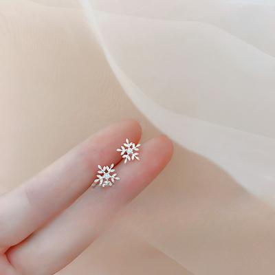 Snowflake Stud Earrings Women's Romantic Temperament Simple Diamond-encrusted Ice Flower Earrings Niche Design Accessories