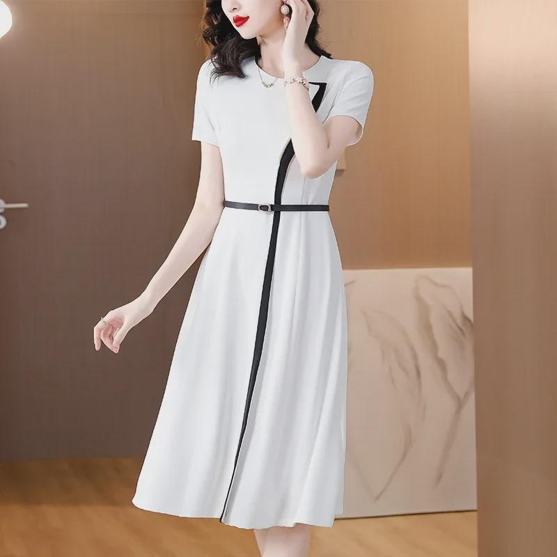 Letní bílé šaty s krátkým rukávem v barevných blokech pro rok 2024