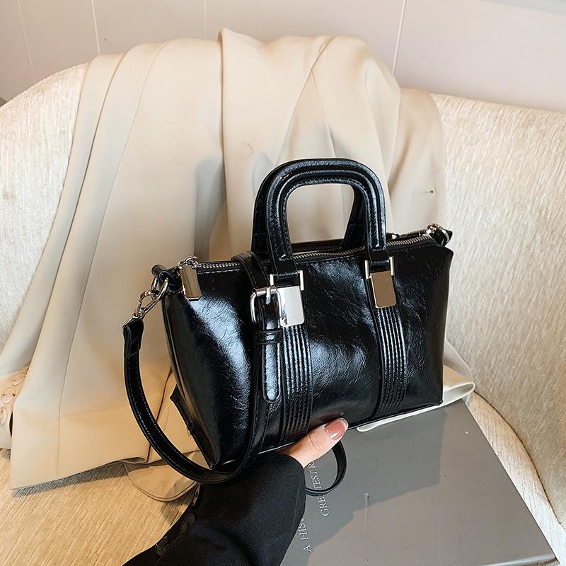 Retro texture small bag women 2025 new portable pillow bag premium versatile commuter messenger bag