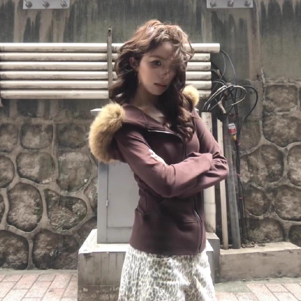 

Женский облегающий худи с меховым воротником – Утепленный корейский стиль для осени/зимы Small коричневый