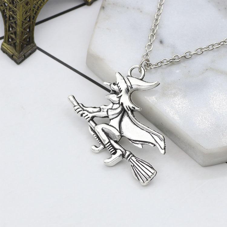 Cartoon-Accessoires im europäischen und amerikanischen Stil:  Hexe auf Besen Halskette/Schlüsselanhänger