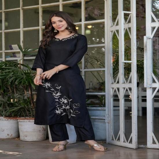 Elegant Embroidered Silk Kurti Pant Set with Scalloped Lace Dupatta