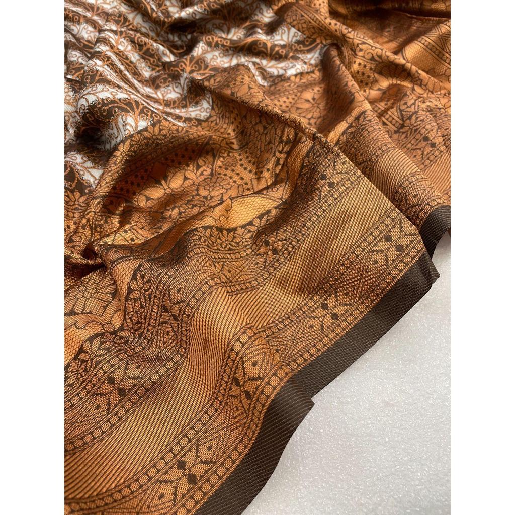 Toto krásné sárí je elegantně zdobeno nádhernou žakárovou vazbou, která dodává outfitu dokonalý vzhled.