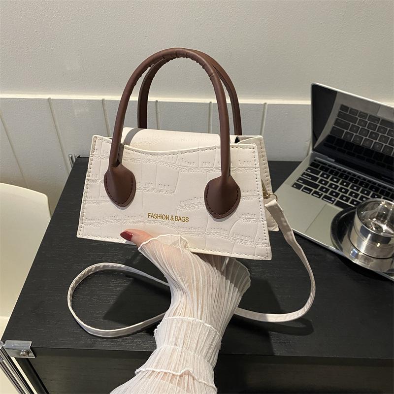 

Простая и стильная сумка с фактурой. Женская летняя новая корейская версия простой повседневной сумки-мессенджера через плечо небольшой квадратной формы 2024 года.