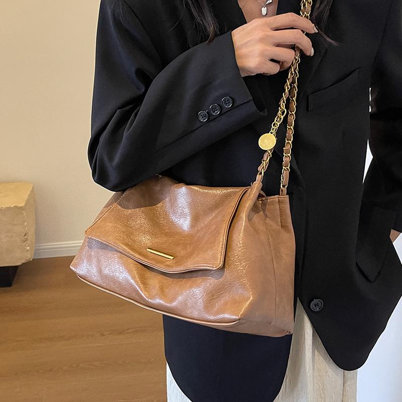 Fashion Flip Cover Soft Leather Totes Bags with Gold Chain Strap Messenger Bag Minimalist Metal Detail Spacious Shoulder Purse