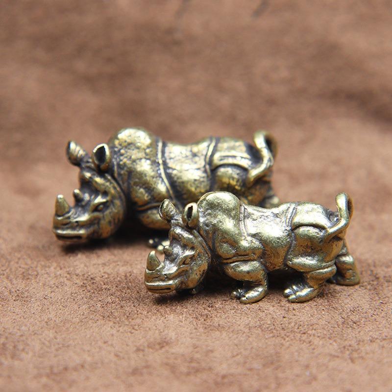 1PC Fatto a mano in puro rame carino rinoceronte miniature figurine solido ottone vintage rinoceronte ornamenti animali da tè decorazioni da tavolo artigianato