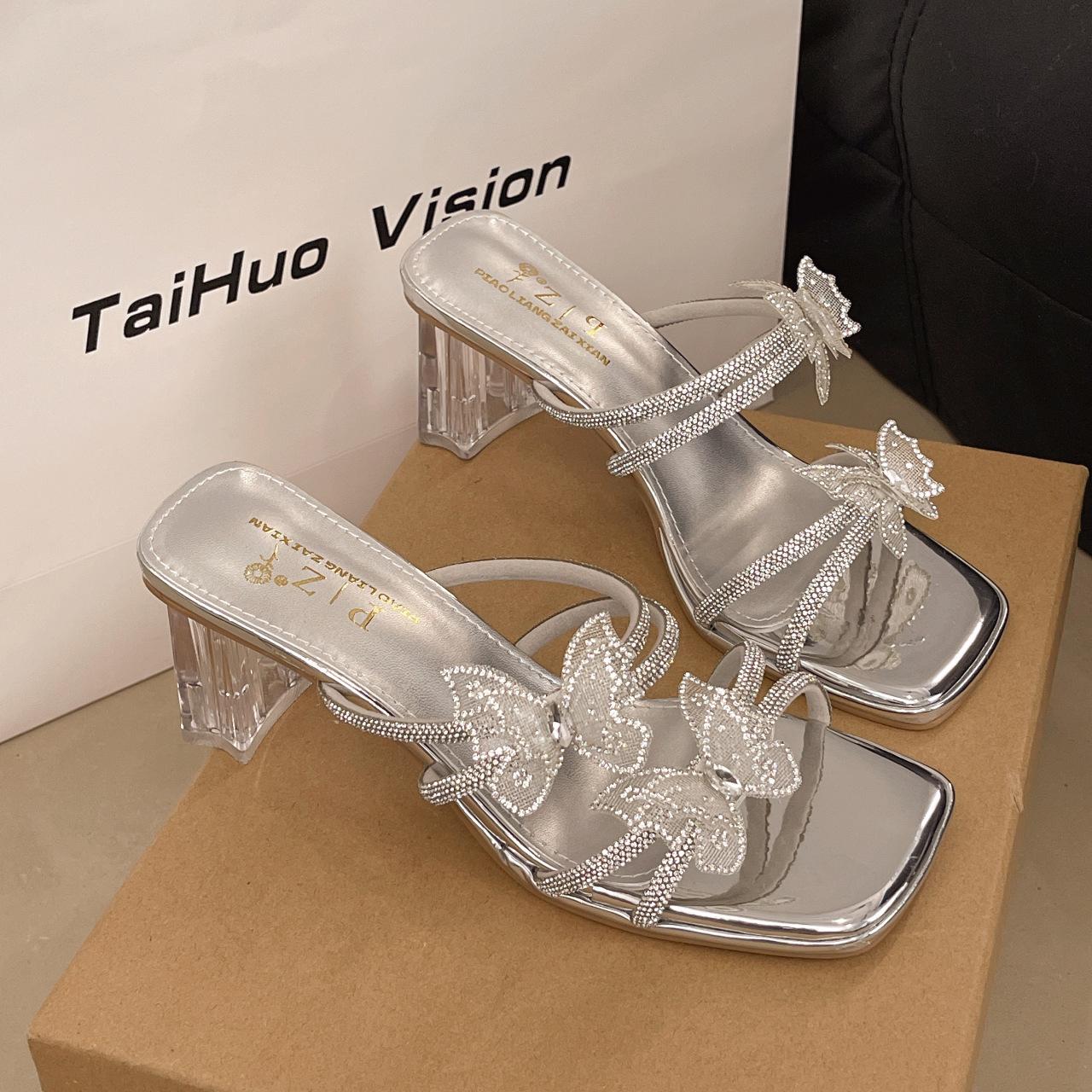 

8531-1 Фея 2025 стразы бабочка ветер прохладные тапочки женские летние красивые новые сандалии на толстом каблуке 39 серебряный