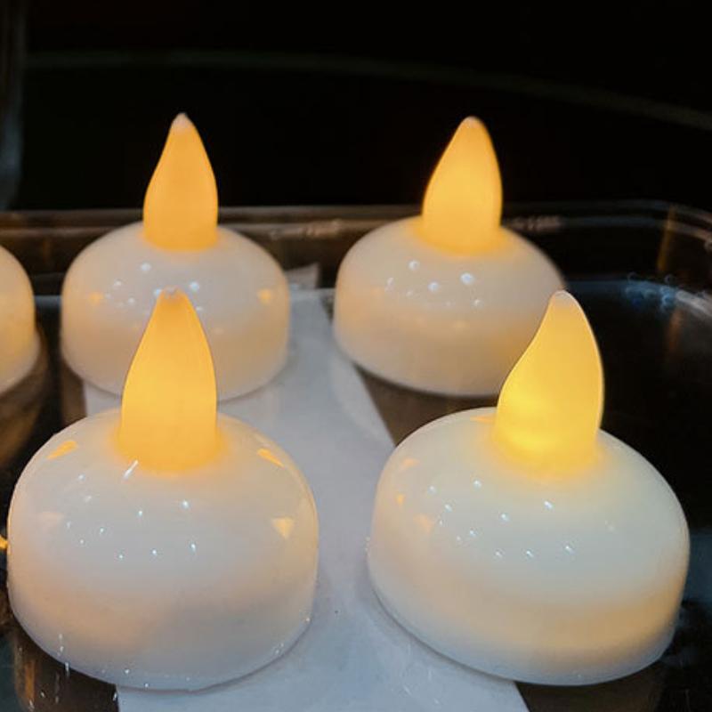 Flytende lys lyser når de kommer i kontakt med vann. Dekorative LED-vanntette elektroniske stearinlys er en julegave