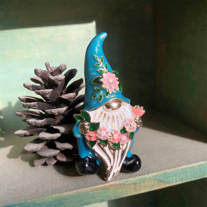 

Винтажная перегородчатая брошь-гном: Значок персонажа сказки и аксессуар-корсет откровенного кроя