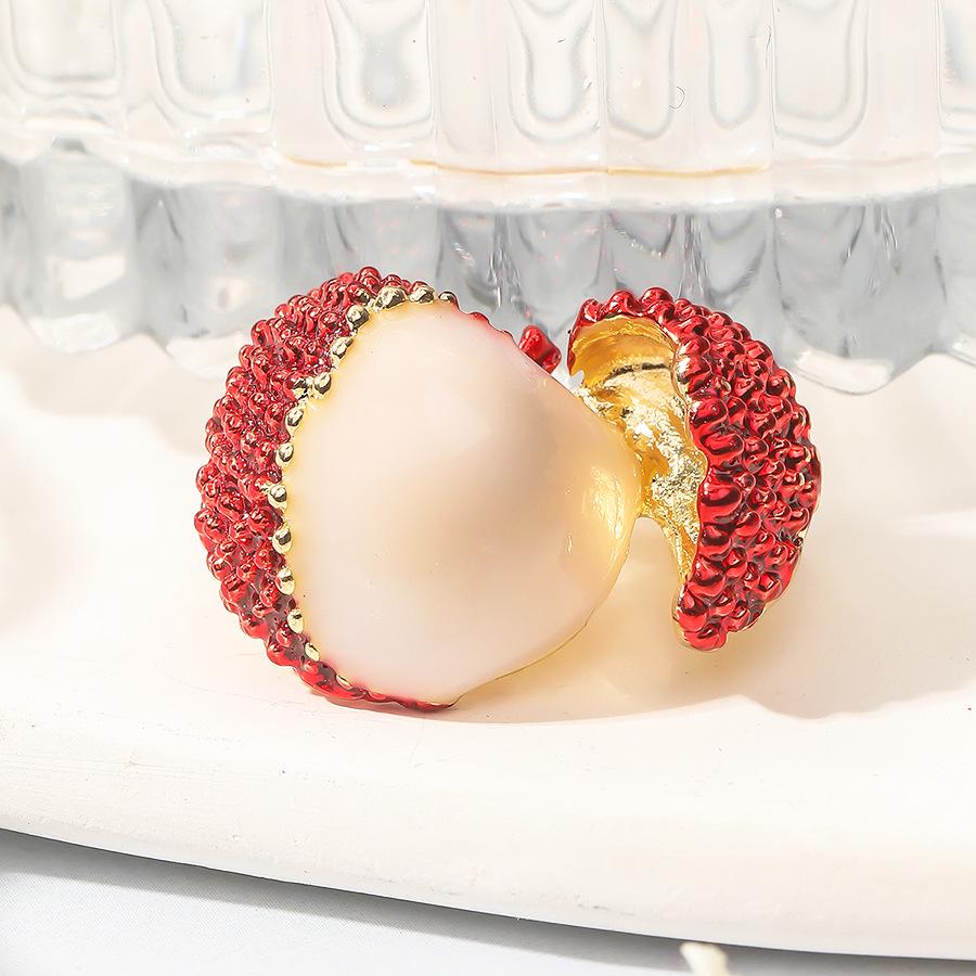 Brošňa Concubine Smile Lychee: Elegantný červený ovocný brošňový špendlík na svetre a obleky