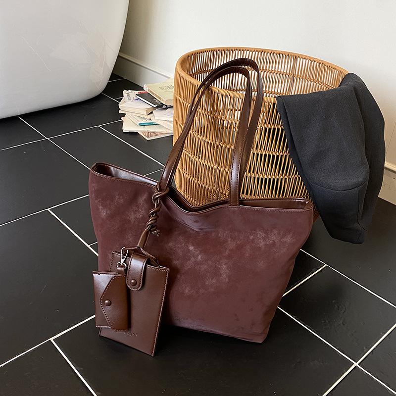 

Large capacity tote bag women s new retro texture large bag simple casual portable shoulder bag commuter women s bag бордовый