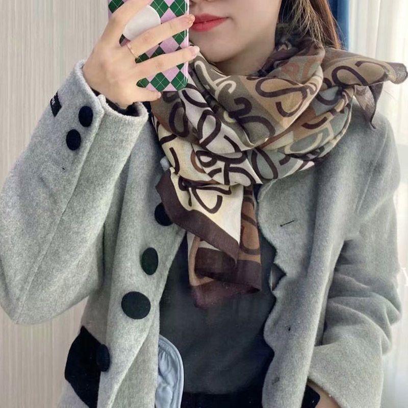 Luxusní značka Podzim a Zima Ženy Nový styl Móda Barva Sladěný Potisk Hedvábný šátek Lady Populární Pokrývka na hlavu Plážový šátek