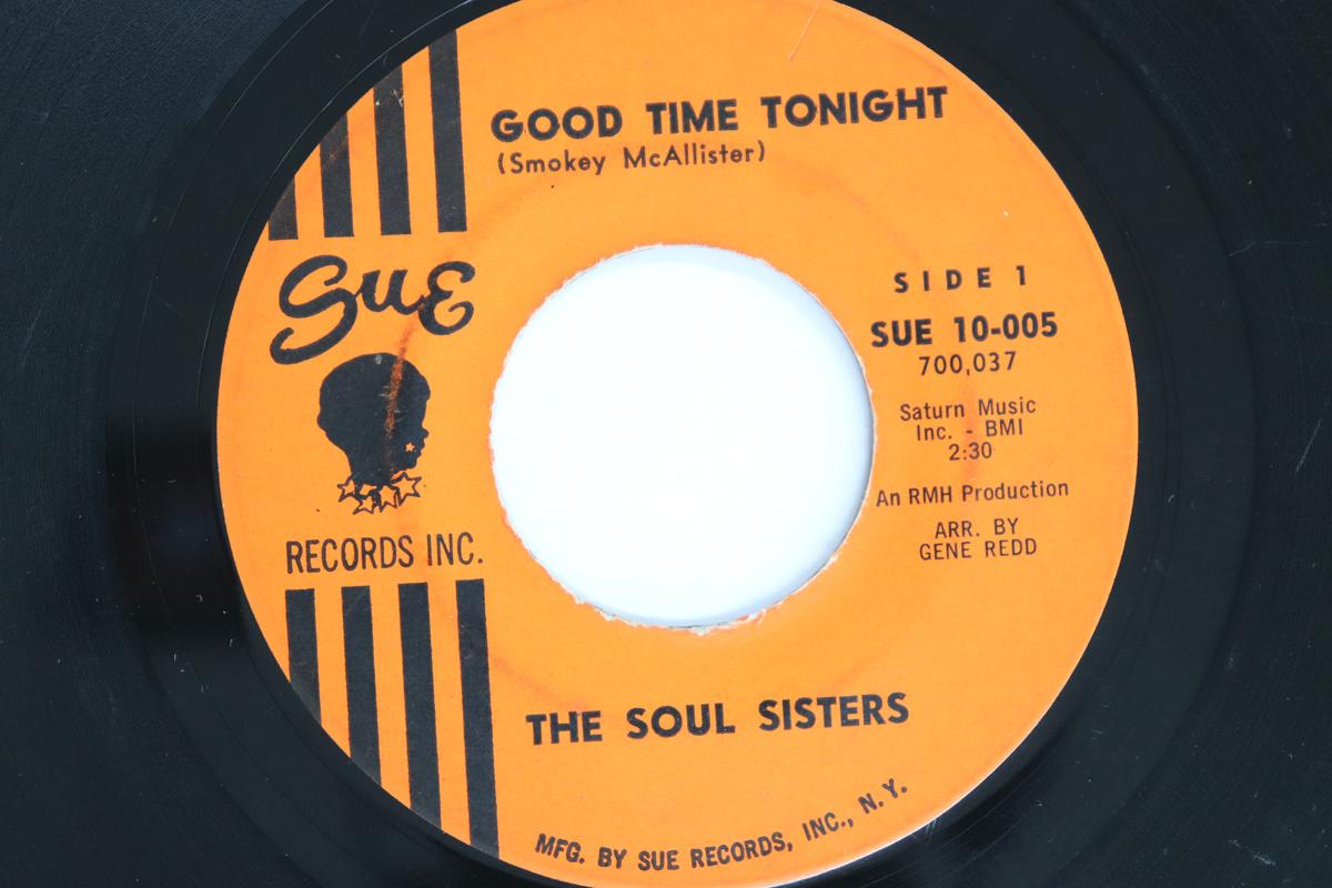 

7inch Record SOUL SISTERS (2) - Good Time Tonight / Some Soul Food 10005 Sue Records Inc 1964 US Soul/Funk Used