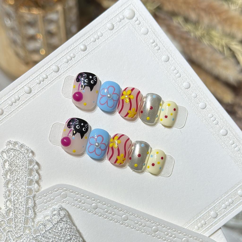 Balloon Cat Pattern Short Fake Nails 10 Pieces Hand-Painted Design Comfort Fit Lightweight Eco-Friendly Material