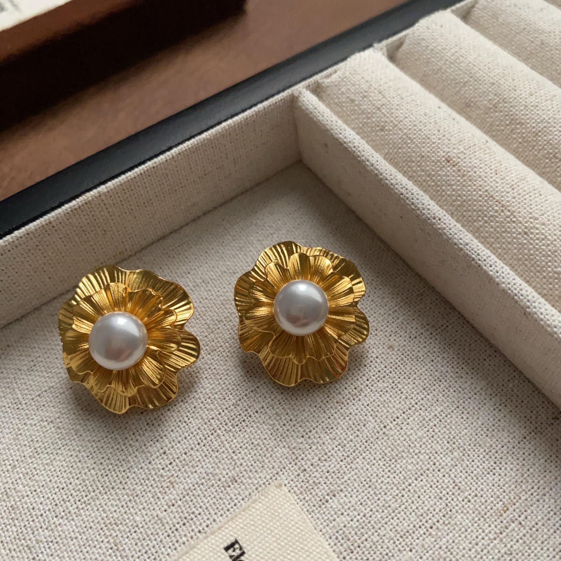 

Round and glossy three-dimensional flower pearl stud earrings brushed light luxury fashion high sense elegant versatile earrings women