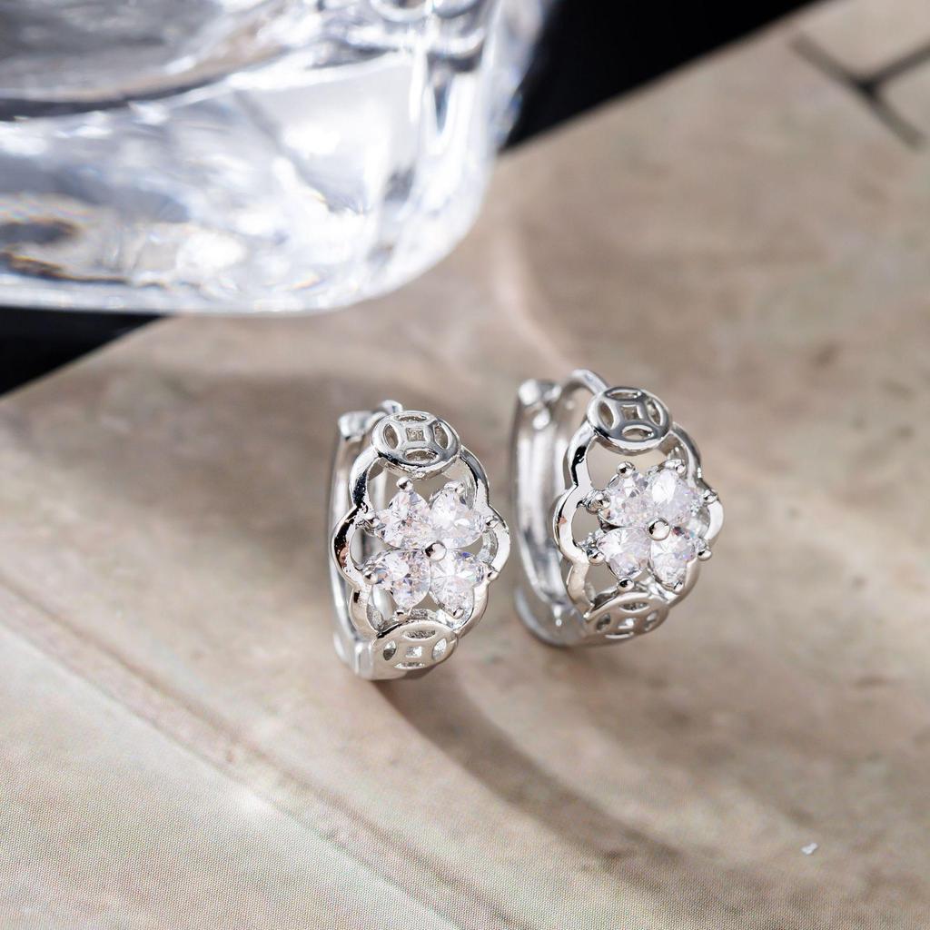 Hot-Selling Four-Leaf Clover Zircon Ear Cuff: Chinese Style Gold Coin 'Get Rich' Earring with Good Fortune Meaning.