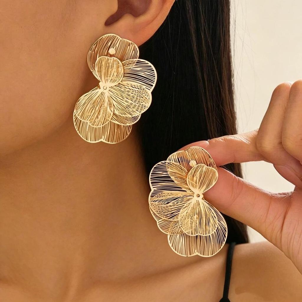 Exquisite 3D Hollow Flower Stud Earrings Necklace - Elegant European & American Design Jewelry for Women
