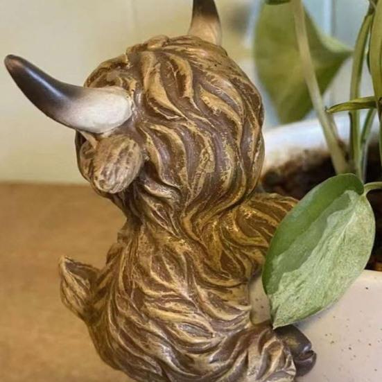 Mini Highland Cow Pot Hugger for Planter Miniature Animal Flower Pot Climber Resin Calf Sculpture for Outdoor Garden Patio Fence Lawn Yard Decor