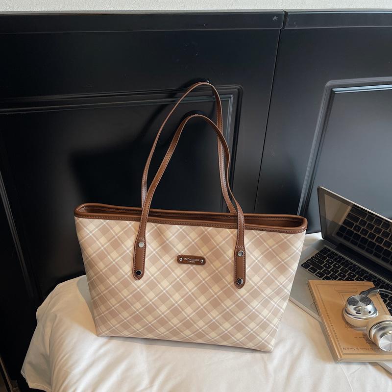 

Повседневная простая модная темпераментная сумка большой вместимости осенняя новая нишевая женская сумка-тоут через плечо