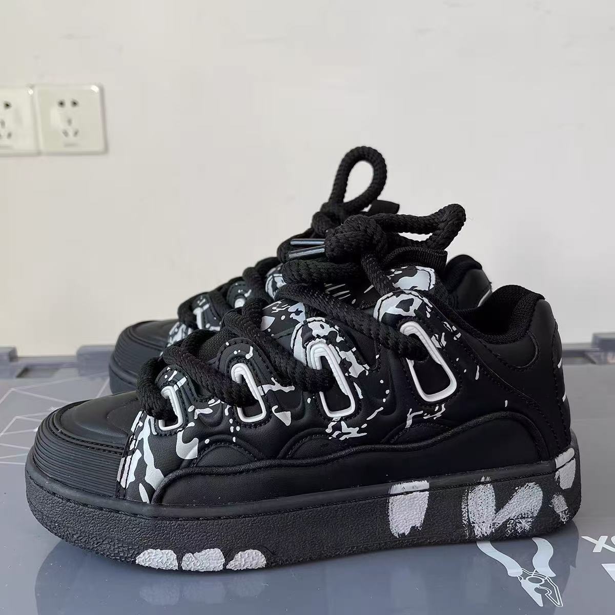 

ins winter graffiti street shot flat non-slip board shoes niche light student casual sports shoes single shoes 36
