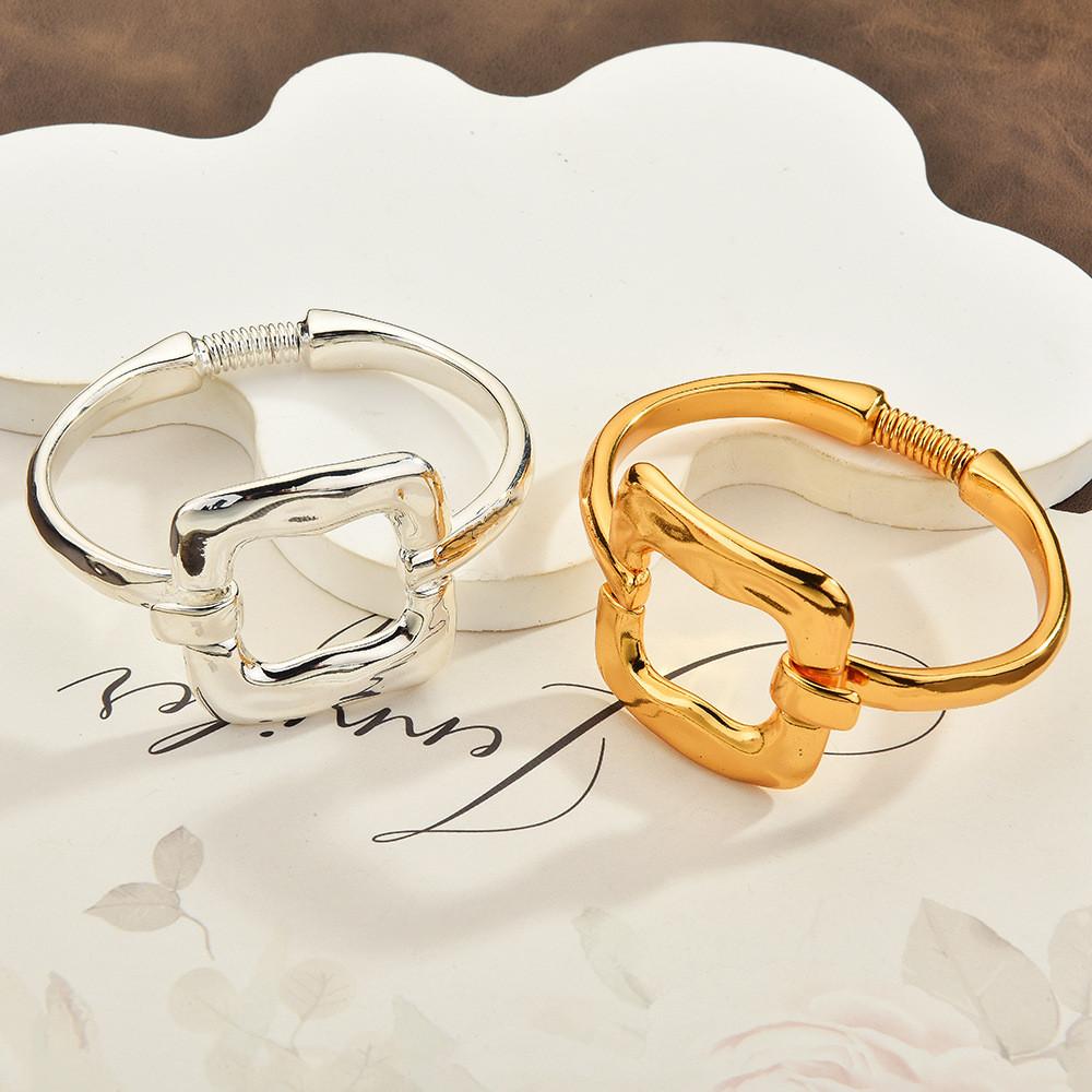 Geometrisches quadratisches Federarmband mit verstellbarer Passform für modebewusste Frauen