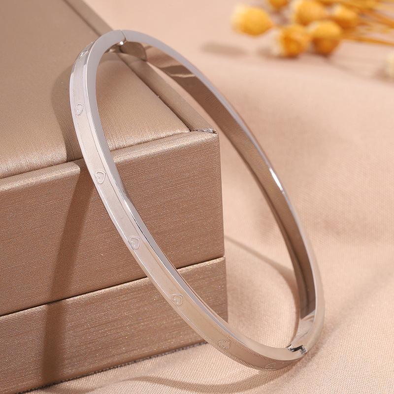Hot-selling titanium steel bracelet, girls' high-end sense of fashion, popular light luxury in Europe and the United States, Gypsy star love diamond