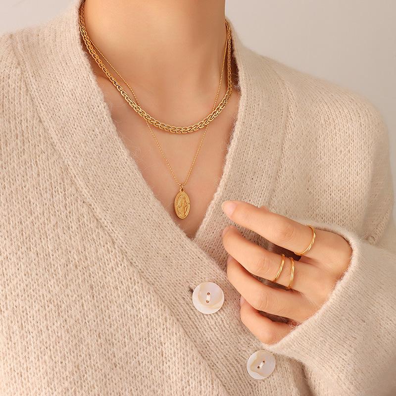 Retro Style Niche Design Fashionable Portrait Oval Pendant Necklace, Titanium Steel Plated 18K Gold Collarbone Chain