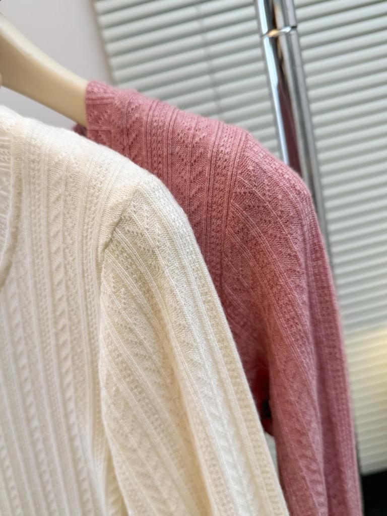 Elegant Women's U-Neck Patterned Knit Top: Slimming Long-Sleeve Base Layer for Spring, Autumn, and Winter