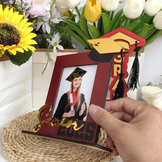 Dřevěný fotorámeček k promoci 2025, fotorámeček na památku s promoční čepicí, dárek pro střední školu a vysokou školu