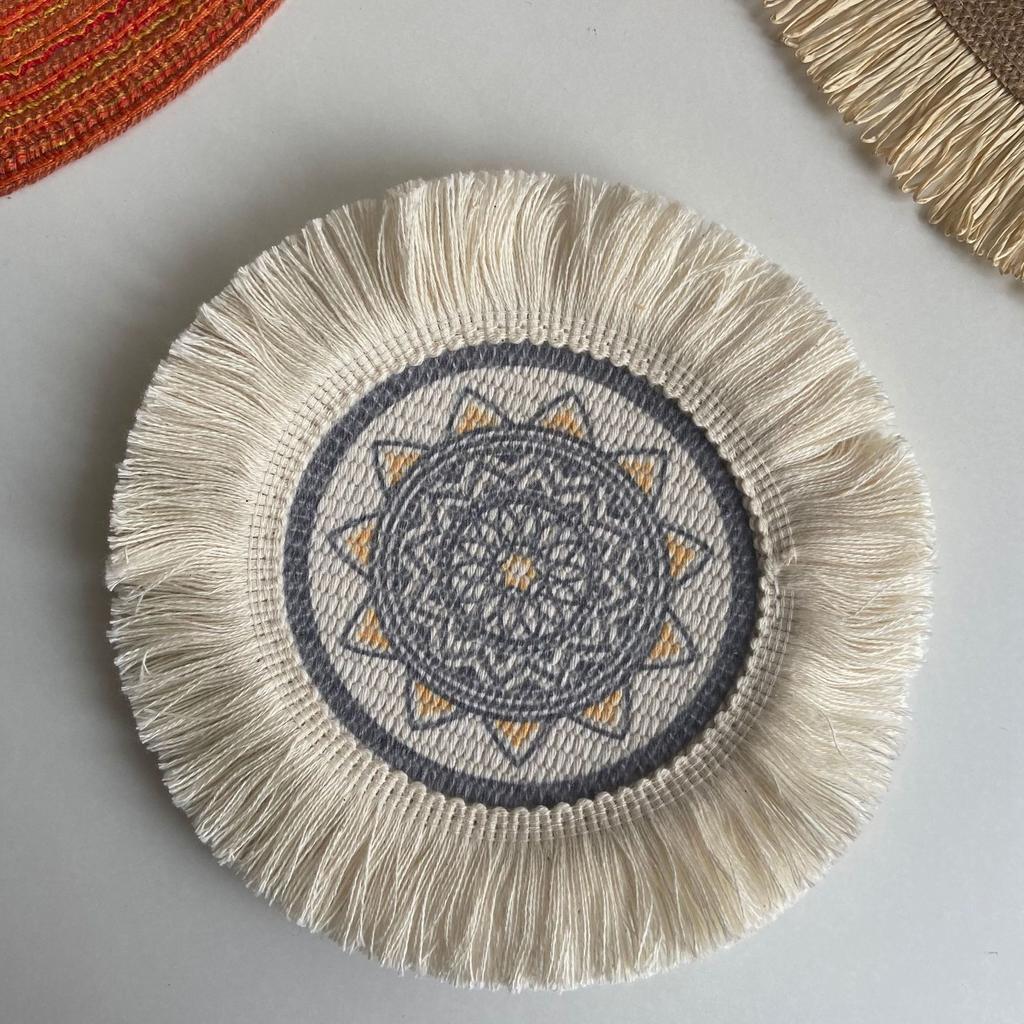 4er Set Boho Gewebte runde Tischsets Handgemachte Tischsets Gewebte Jute Quastenmatte RetroTischdekor Fransen Kaffeematte Fellknäuel Essmatte Pompom Home Decor